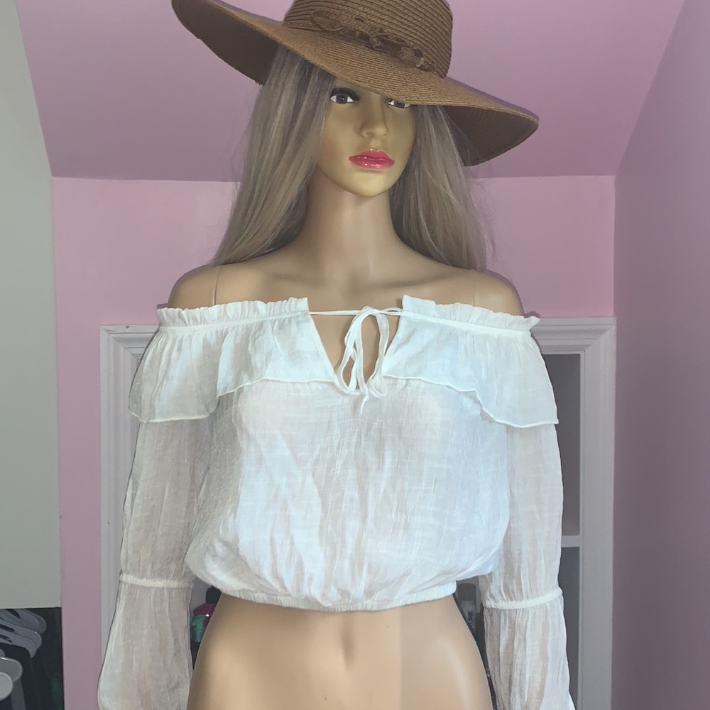 NWOT off shoulder long sleeve crop top